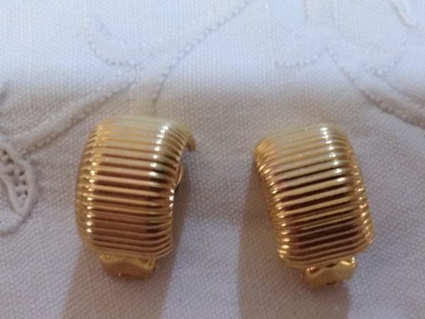 orecchini cerchi lavorati clip tono oro bigiotteria americana
